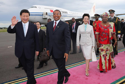 2013年3月24日，中国国家主席习近平乘专机抵达达累斯萨拉姆尼雷尔国际机场，开始对坦桑尼亚进行国事访问。坦桑尼亚总统基奎特和夫人到机场迎接习近平和夫人彭丽媛。摄影：新华社记者  兰红光
