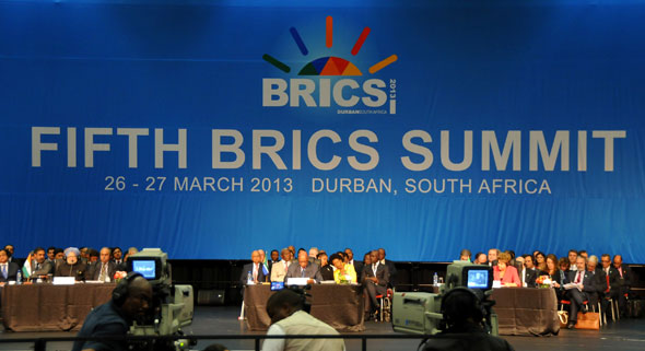 2013年3月27日，在南非德班，南非总统祖马（中）出席金砖国家领导人第五次会晤时讲话。当日，金砖国家领导人第五次会晤在南非德班举行。中国国家主席习近平和巴西、俄罗斯、印度、南非领导人出席会晤。这次会晤的主题为“金砖国家与非洲：致力于发展、一体化和工业化的伙伴关系”。与会领导人主要讨论两项议题，一是促进包容性增长和全球治理，二是发展、一体化和工业化的伙伴关系。 摄影：新华社记者  常琳