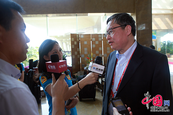 2013年4月5日下午，博鳌亚洲论坛秘书长周文重（右）接受媒体采访。摄影：中国网记者 杨佳