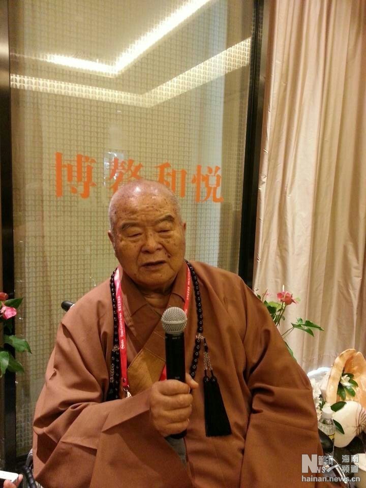 87岁的星云大师在博鳌下榻酒店接受新华社记者专访。
