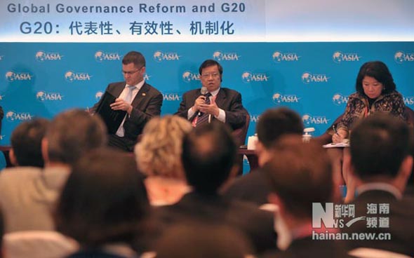 2013年4月6日，博鳌亚洲论坛2013年年会举行“G20:代表性 有效性 机制化”分论坛。博鳌亚洲论坛前秘书长龙永图在分论坛上发言。摄影： 新华社记者  赵颖全
