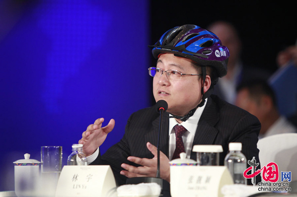2013年4月6日上午，名为《共同发展：教育的使命》的主题讨论在博鳌青年领袖圆桌会议上进行，林宇戴安全帽称中国教育缺乏安全感。摄影：中国网记者  赵娜