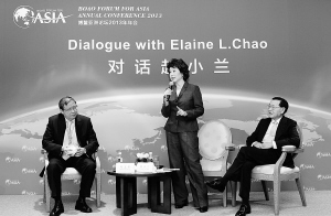 2013年4月6日，美国前劳工部部长赵小兰在发言,其父亲赵锡成（右一）在坐。摄影：海报集团全媒体中心记者 宋国强
