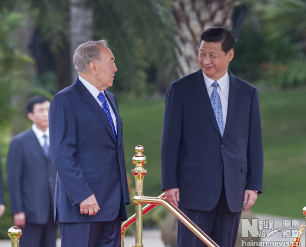 2013年4月6日，中国国家主席习近平在海南三亚与来华进行国事访问并出席博鳌亚洲论坛2013年年会的哈萨克斯坦总统纳扎尔巴耶夫举行会谈。这是会谈前，习近平为纳扎尔巴耶夫举行欢迎仪式。摄影：新华社记者  王晔