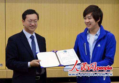 北京唐风汉语教育科技有限公司李劲松总裁为获奖选手颁奖