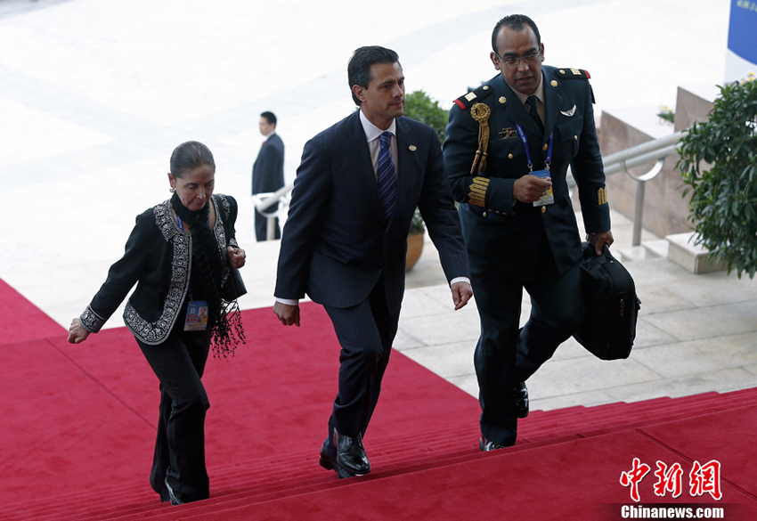 2013年4月7日，墨西哥总统培尼亚・涅托（中）抵达海南博鳌国际会议中心，准备参加博鳌论坛开幕大会。图片：中新社发（摄影：张浩）