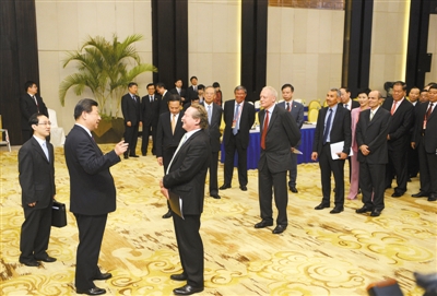 2013年4月8日，国家主席习近平同出席博鳌亚洲论坛2013年年会的中外企业家代表座谈。图片：中新社发（摄影：廖攀）