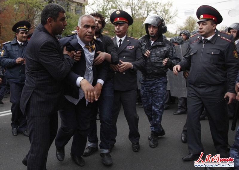 ����ʱ��2013��4��9�գ���������Ү���򣬾���������ͳ��ѡ��Raffi Hovanessian������������ͳ�������൱�����ľ�ְ����ʼ���ڶ����������ڣ�Hovanessian����ǧ��֧�����Ͻֿ��顣 ��ͼƬ��Դ������IC ��Ȩ���У����ñؾ���