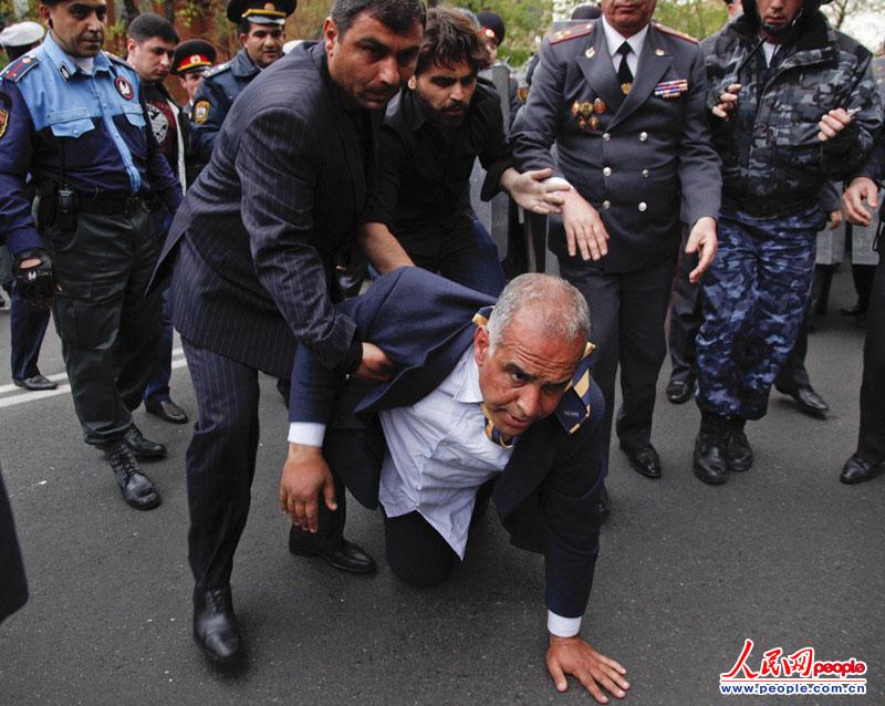 ����ʱ��2013��4��9�գ���������Ү������ͳ��ѡ��Raffi Hovanessian����֧�����뾯���ĳ�ͻ��ˤ��������������ͳ�������൱�����ľ�ְ����ʼ���ڶ����������ڡ���ͼƬ��Դ������IC ��Ȩ���У����ñؾ���