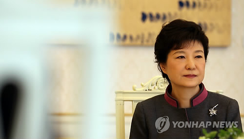 资料图片：朴槿惠11日邀请在韩国的外国投资企业代表，在青瓦台举行了午餐恳谈会。(图片来自韩联社)