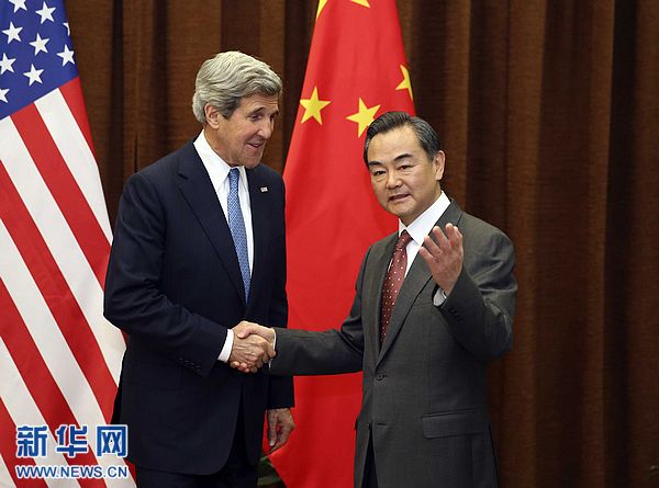 2013年4月13日，中国外交部长王毅（右）在北京与来访的美国国务卿克里举行会谈。摄影：新华社记者  丁林