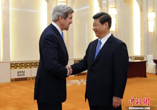2013年4月13日，中国国家主席习近平在北京人民大会堂会见美国国务卿克里。图片：中新社发（摄影：刘震）