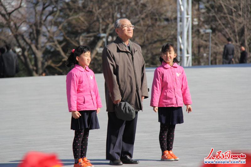 一对朝鲜双胞胎姐妹在家人的带领下来到万寿台金日成、金正日铜像献花。