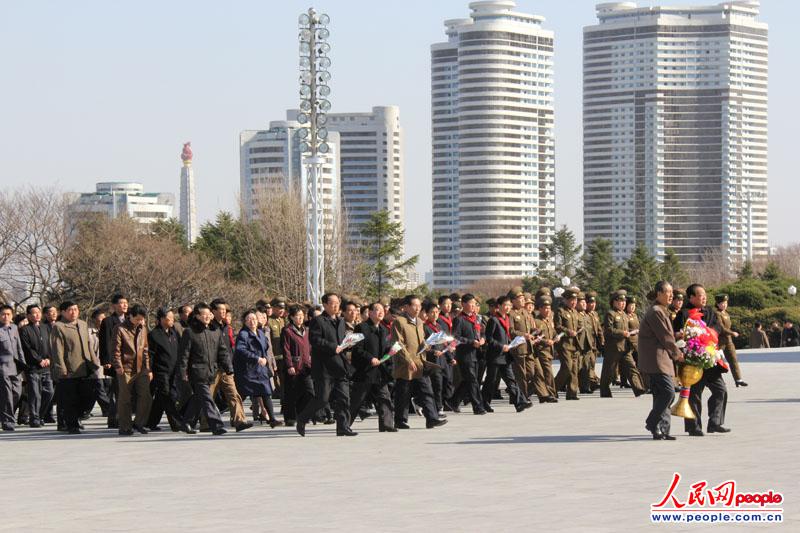 前往万寿台金日成、金正日铜像献花的朝鲜民众络绎不绝。
