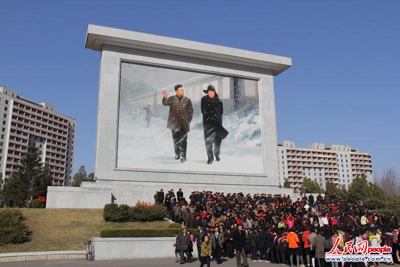 平壤市内各处纪念金日成、金正日的马赛克壁画前也有很多朝鲜民众前往献花。