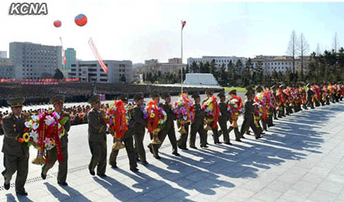 朝鲜已故最高领导人金日成和金正日的铜像昨日在朝鲜人民保安部举行揭幕仪式。朝鲜最高领导人金正恩送来花篮。（朝中社图片）