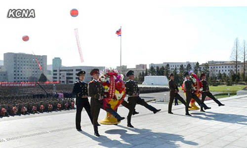 朝鲜已故最高领导人金日成和金正日的铜像昨日在朝鲜人民保安部举行揭幕仪式。朝鲜最高领导人金正恩送来花篮。（朝中社图片）