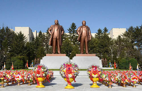 朝鲜已故最高领导人金日成和金正日的铜像昨日在朝鲜人民保安部举行揭幕仪式。朝鲜最高领导人金正恩送来花篮。（《劳动新闻》图片）