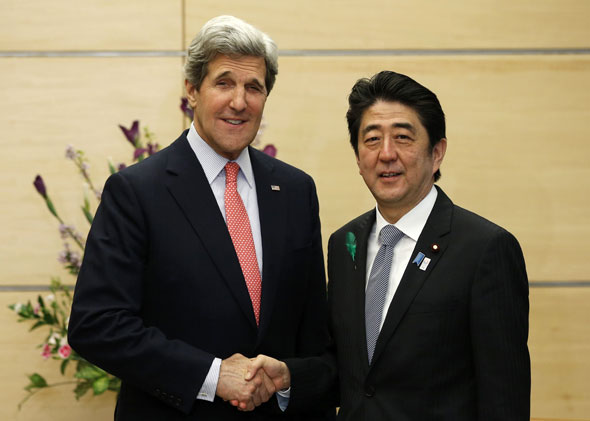 2013年4月15日，日本首相安倍晋三（右）在东京与到访的美国国务卿克里握手。当日，克里在东京与安倍晋三举行会谈，并就美国的亚洲政策进行演讲。图片：新华社/法新