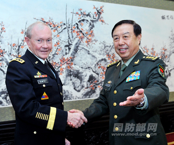 4月23日上午，軍委第一副主席範長龍上將在北京八一大樓會見了來訪的美軍參謀長聯席會議主席鄧普西一行。