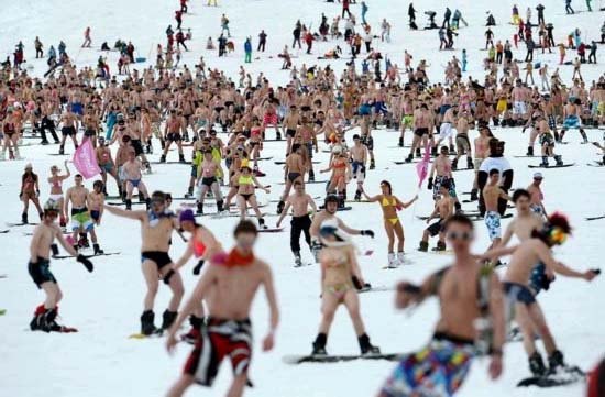 俄千人“裸体滑雪”