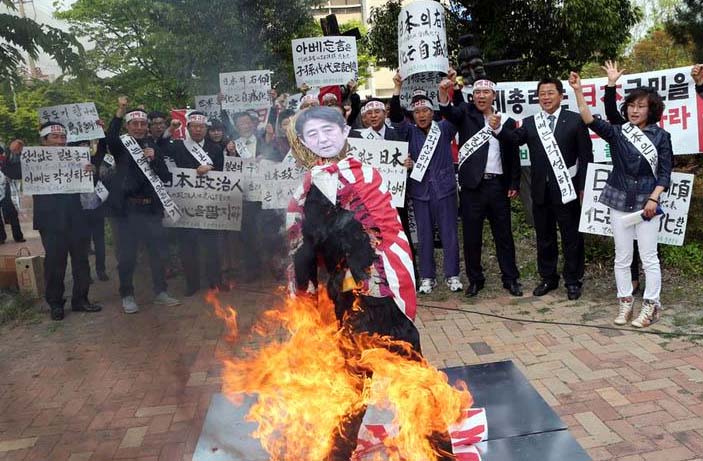 韩国民众集会 火烧“安倍”