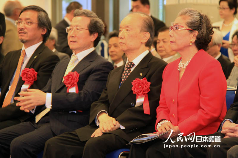 中国驻日本大使程永华(右三),日本前首相海部俊树(右二)及夫人(右一)