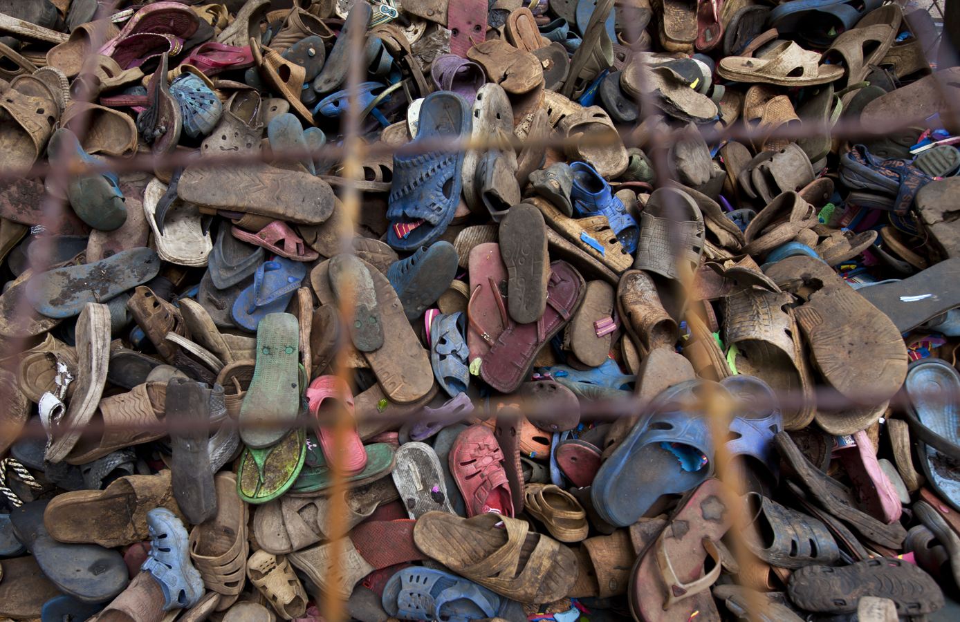 你能想象这些精美绝伦的手工艺品都是用废旧拖鞋做成的吗?