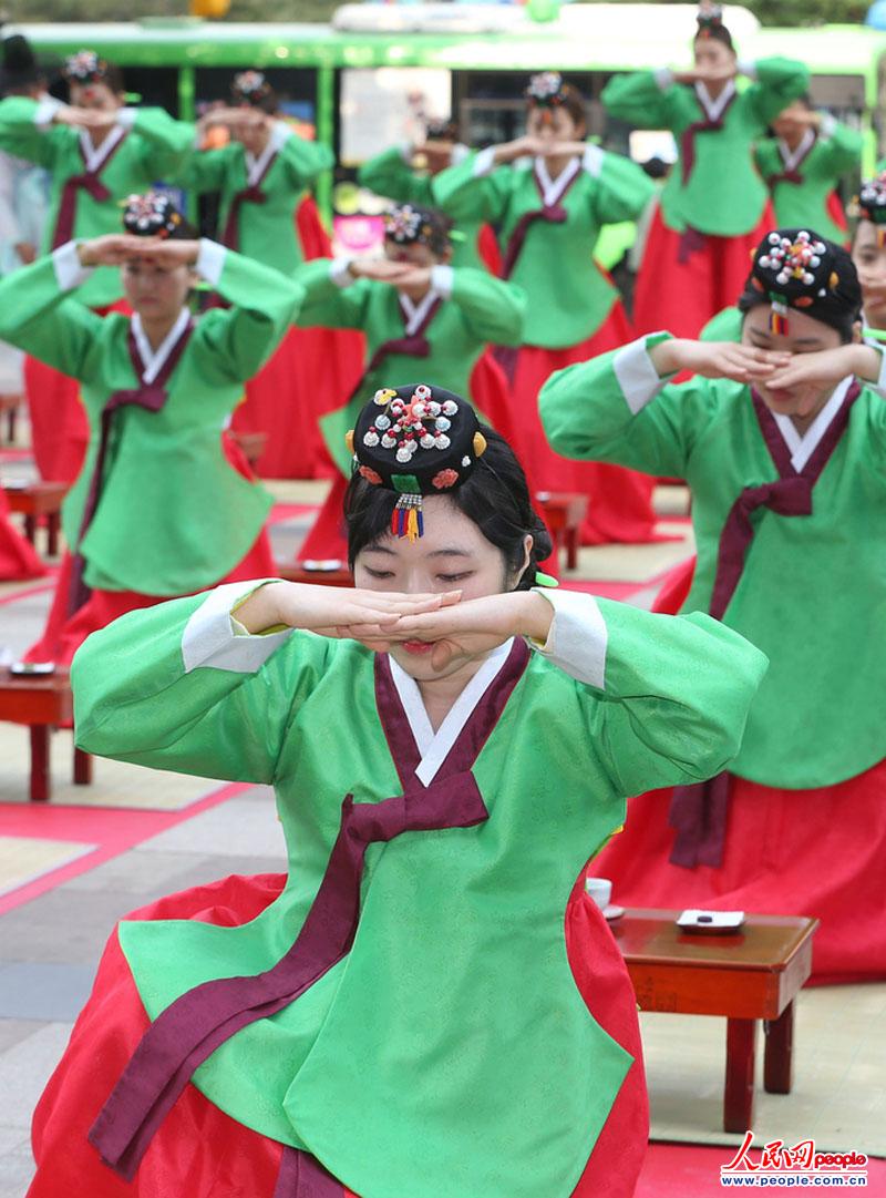 高清组图韩国迎接成年日20岁少女着传统服饰庆祝4