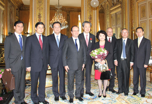 奥朗德与孔泉夫妇和参加会见的中方人员合影。