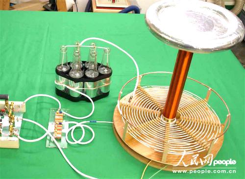 �ڰ˽����紴��չ�ᣨMaker Faire��5��18��19���������ɽ�ɽ����ʥ���ذ��ؾ��У���������12���˲μӡ�ͼ��Ϊչʾ����˹����Ȧ��