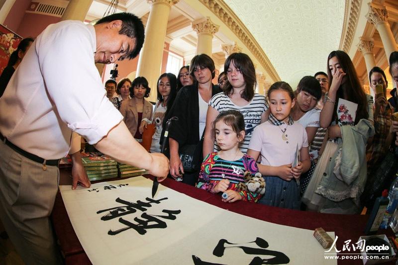 �黭����ʯ���ֳ����˻Ӻ��鷨�滭    ������פĪ˹�Ƽ��� ������ ���� ��