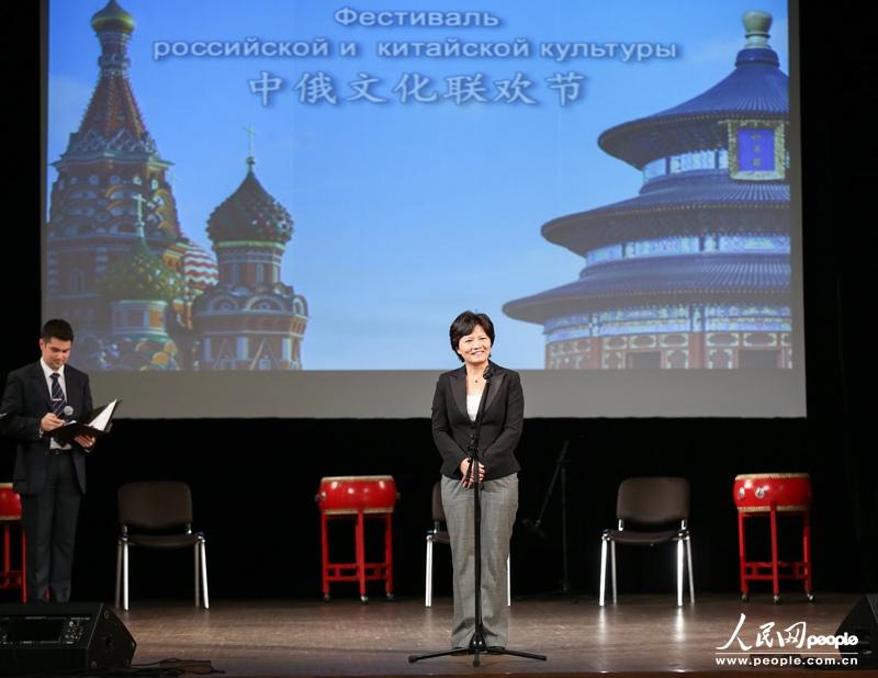 百名中国大学生访俄代表团团长,北师大副校长郝芳华在音乐会开始前