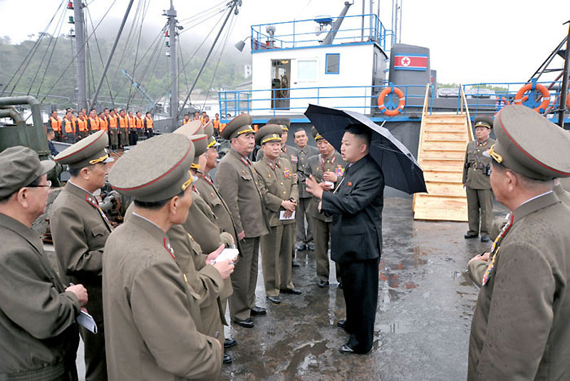 金正恩打伞图片