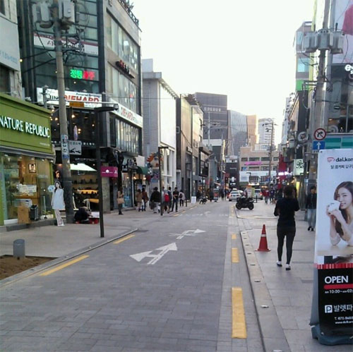 图为韩国首尔狎鸥亭，又称“整容一条街”。（《亚洲经济》图片）