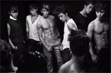 韩国男团2PM展现完美身材