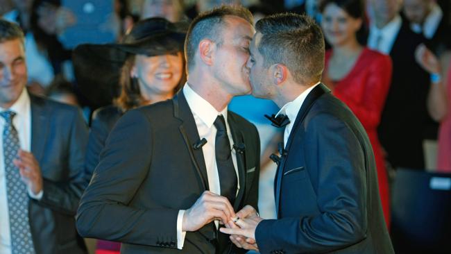 图为40岁的樊尚・奥丹（左）和比他小10岁的布吕诺・布瓦罗在掌声中拥吻庆祝。