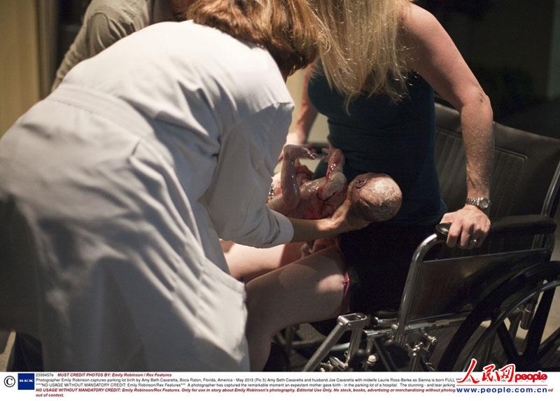:实拍美国一妇女于医院停车场的轮椅上分娩_国