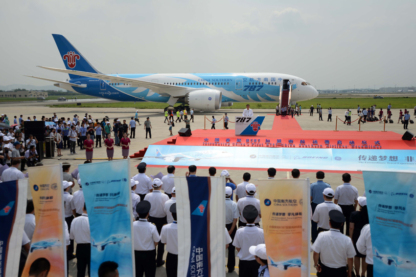 广州白云机场举办接机仪式,宣布中国引进的首架波音787梦想飞机正式