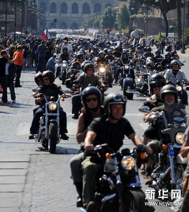 6月15日,哈雷摩托车迷驾驶着摩托车经过意大利首都罗马的帝国大道。当日,来自全世界各地的哈雷摩托车迷聚集意大利首都罗马,举行盛大庆祝活动欢庆哈雷-戴维森摩托车公司创立110周年。爱好者们驾驶约十万辆哈雷摩托车穿越罗马历史中心城区古罗马斗兽场、帝国大道、威尼斯广场等多处地标,吸引众多市民沿途观看。 新华社发(阿尔贝托·林格里亚摄)