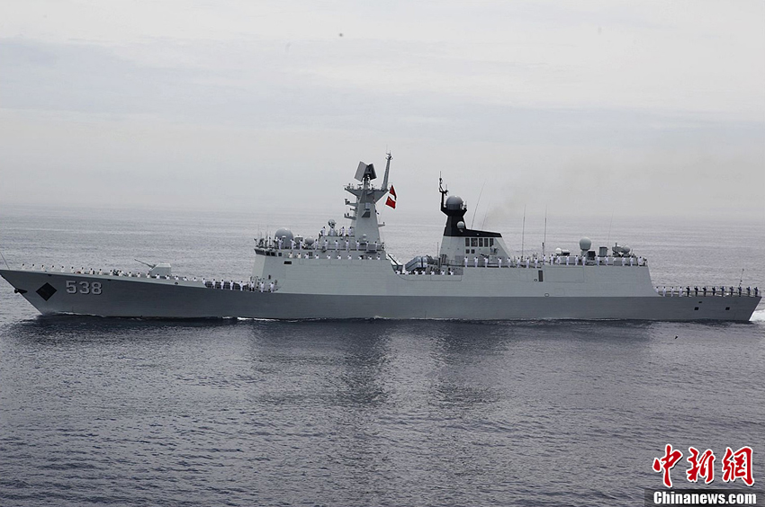烟台号导弹护卫舰(ffg-538)接受检阅 摄影:中新社记者 陶社兰