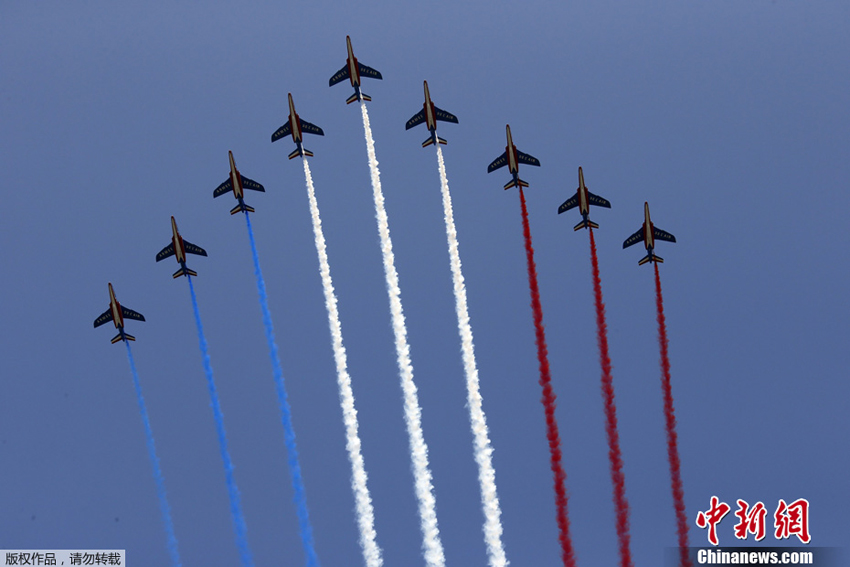 高清:法兰西巡逻兵飞行表演队参加国庆阅兵式