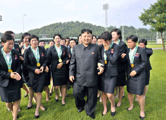 组图:金正恩会见东亚杯参赛朝鲜女足选手 称赞其成就