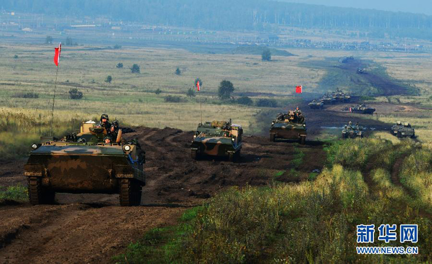 高清:中俄联合反恐军事演习部队进行实兵实装