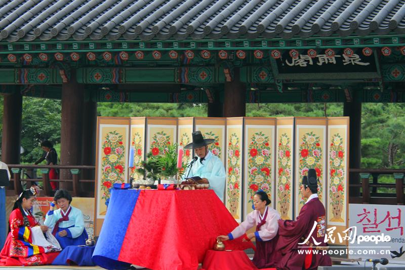 首尔8月13日电(记者万宇)为迎接传统节日七夕,位于韩国 首尔的南山谷