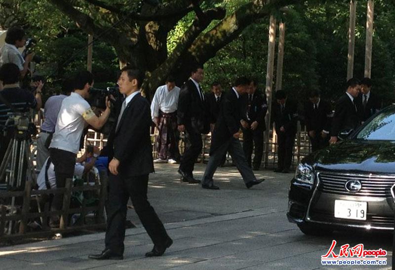高清:日本内阁总务大臣新藤义孝参拜靖国神社