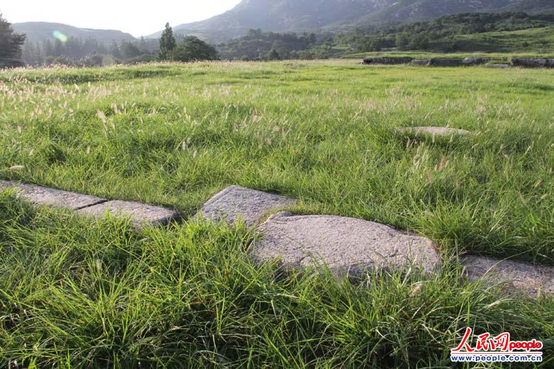 "满月台"曾是高丽时代的王宫,位于开城松岳山南麓.