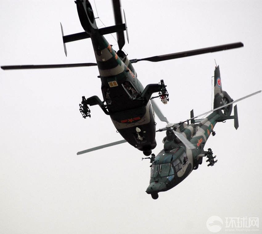 高清:我军陆航"风雷"飞行表演队直-9wz型直升机亮技