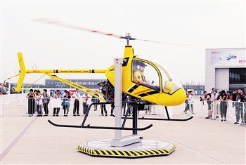 新款超轻型直升机进行模拟飞行