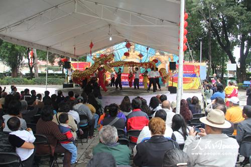 开幕式上的文艺演出吸引了大量当地民众到场观看